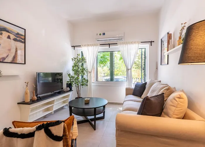 Arty Haven - Spacious 3-br House In