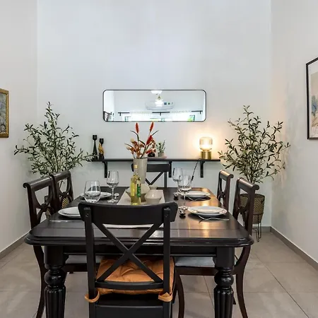 Arty Haven - Spacious 3-br House In Lárnaka