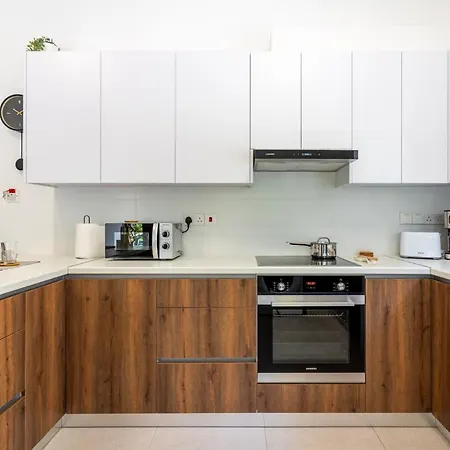 Arty Haven - Spacious 3-br House In Apartman *