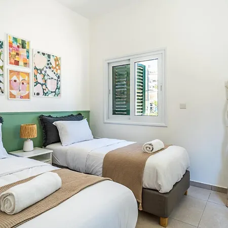 Arty Haven - Spacious 3-br House In Apartman *