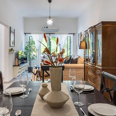 Arty Haven - Spacious 3-br House In لارنكا