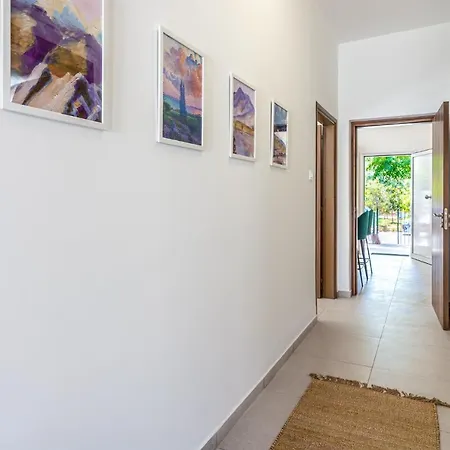 Arty Haven - Spacious 3-br House In Apartamento Larnaca