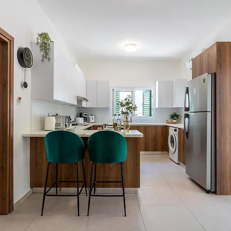 Arty Haven - Spacious 3-br House In Apartman *