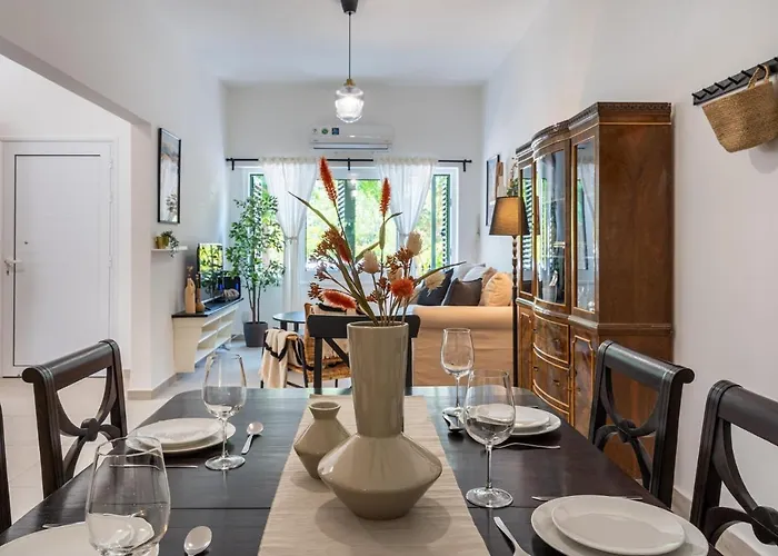 Arty Haven - Spacious 3-br House In Lárnaca